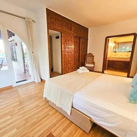 Golondrinas By Sol Maestranza * マルベーリャ